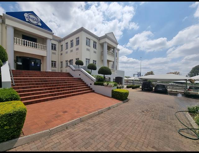 1,430M² OFFICE FOR SALE IN BRYANSTON